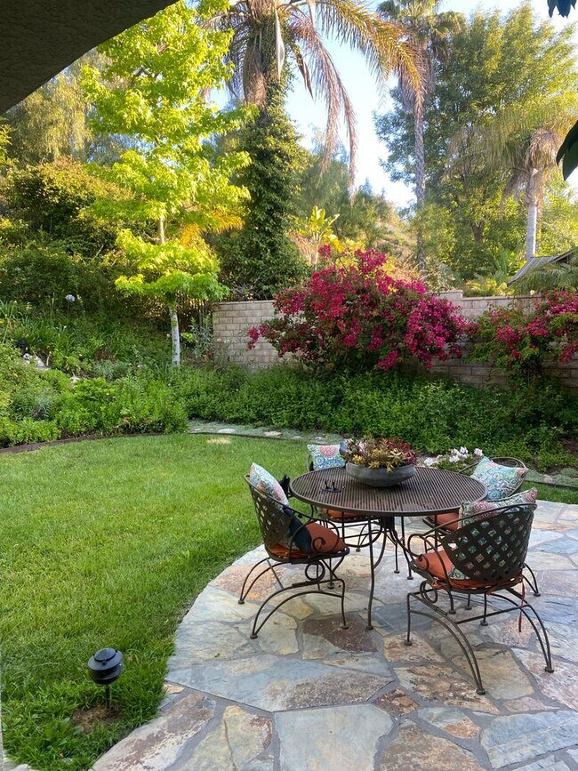 Building Photo - Private Courtyard Entry & Expansive Backyard Oasis