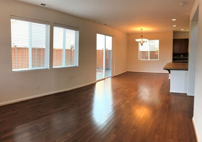 Building Photo - Stunning 2-Story Home Near Silver Lake
