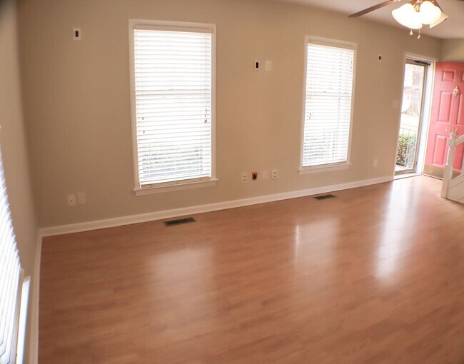 Building Photo - Lovely 5 bedroom, 2 bathroom brick home in Reidsville