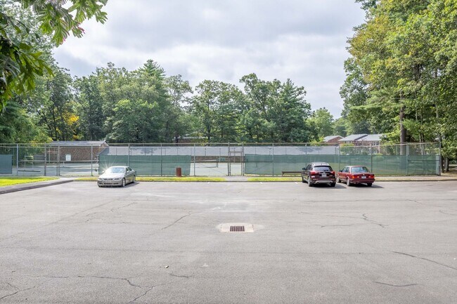 Building Photo - Spacious 2 Bedroom Townhouse in Tunxis Vil...