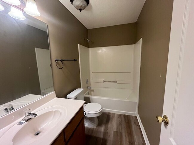 Building Photo - Renovated 3 Bedroom 2 Bath Home with 2 Car Garage for Rent!!