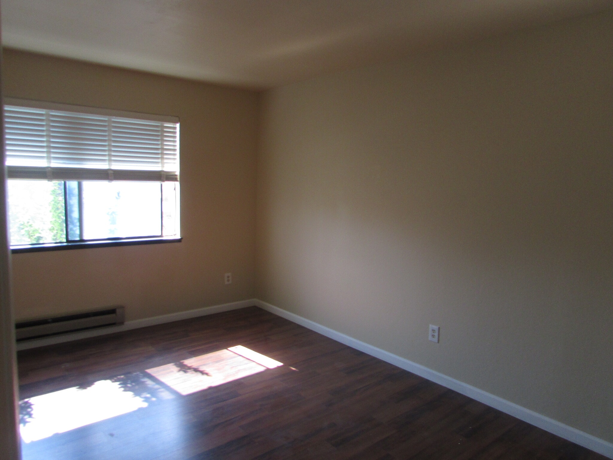 Building Photo - 1460 Parkway Dr