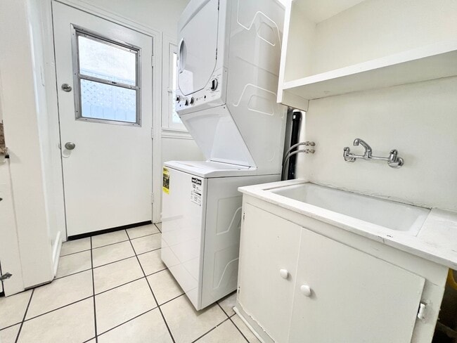 Building Photo - Charming Belmont Shore Bungalow close to 2...