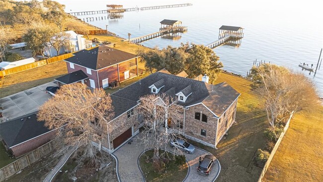Primary Photo - 2011 Crescent Dr
