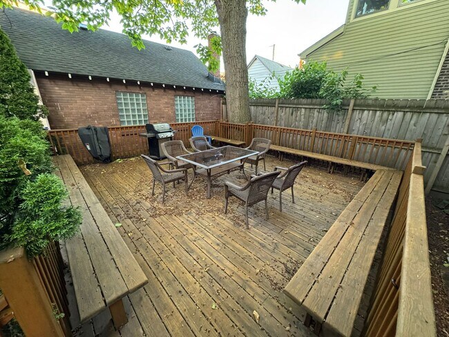 Building Photo - 1647 W Rascher Ave