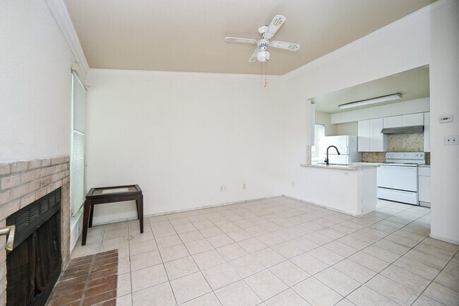 Building Photo - 3900 Woodchase Dr