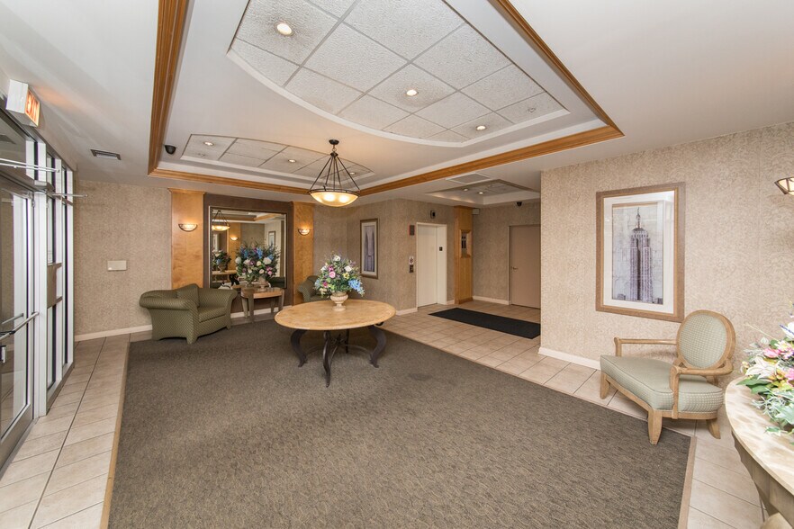 Lobby - 5555 N Cumberland Ave