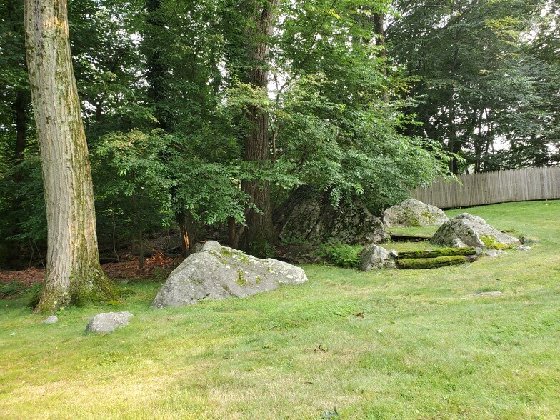 Lovely Property -CT Rocks, Flower Beds - 43 Arnold Ln