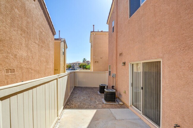 Building Photo - Beautiful two bedroom in great location