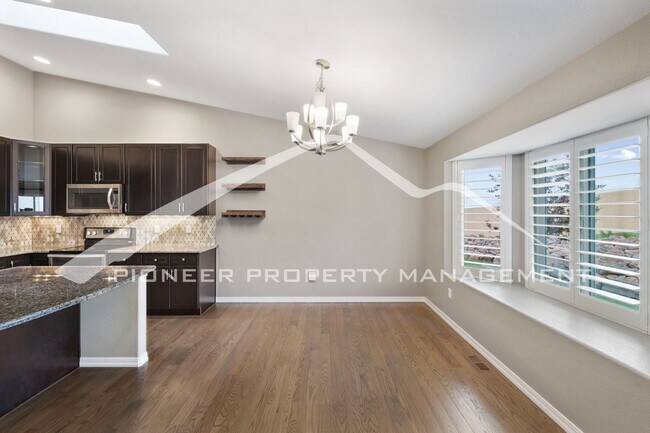 Building Photo - Stylish Townhouse 2bed / 2bath, 2 car garage and AC in Gated Community Near Powers Corridor