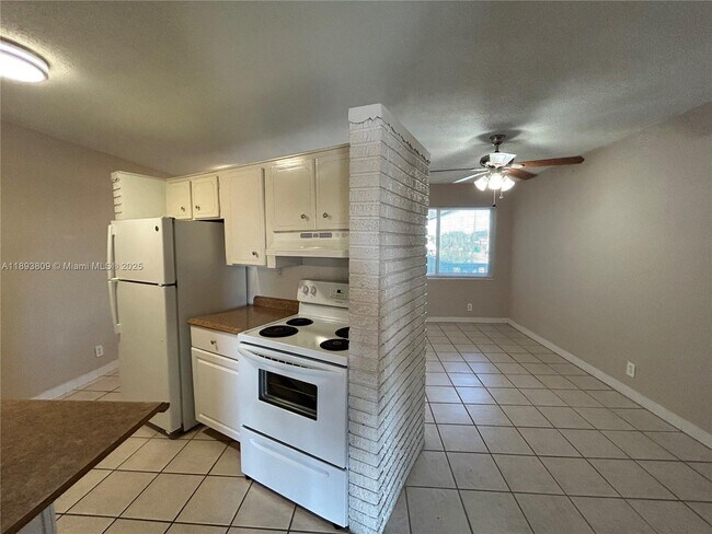 Building Photo - 3049 NW 9th Ave