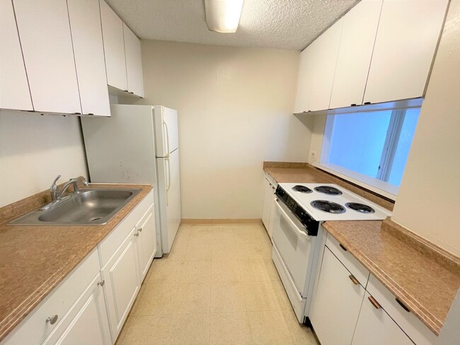 Building Photo - 2 Bedroom, 2 Bathroom w/ AC & INCLUDES ELECTRICITY Available Now!