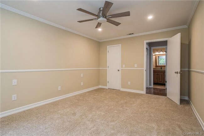 Building Photo - 27 The Knolls