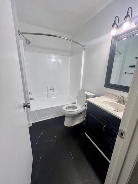 Building Photo - Room in Townhome on Willow Bridge Dr