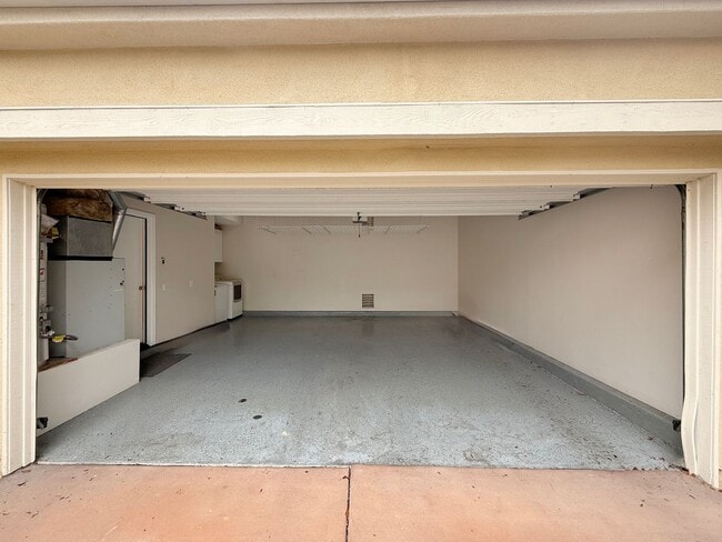 Building Photo - Great 3B/2.5BA House in Gated Community in...