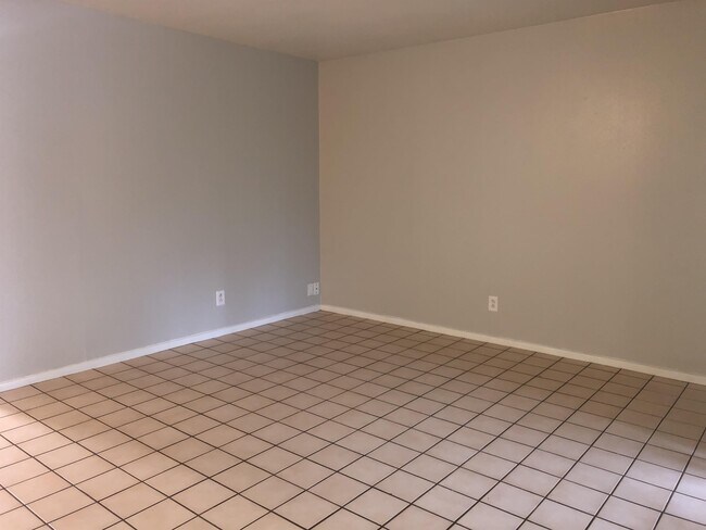 Building Photo - 2118 Edgehill Dr