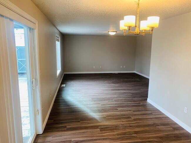 Building Photo - 812 Lark Dr