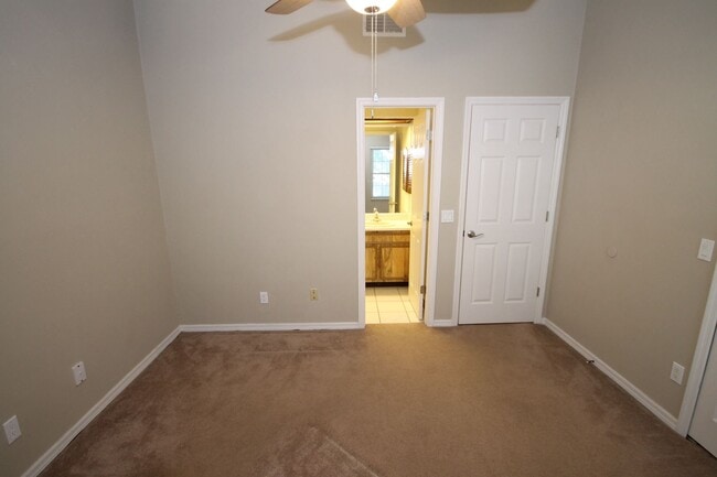 Building Photo - Lovely 2 Bd/2Ba Condo!