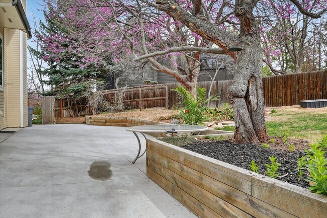 Building Photo - 4BR/4BA Updated Home with Finished Basement Suite & Landscaped Yard