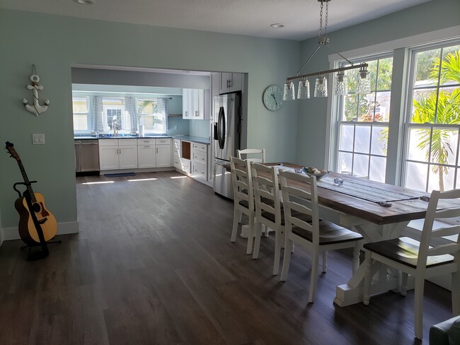 dining room into kitchen - 621 SW Saint Lucie Crescent