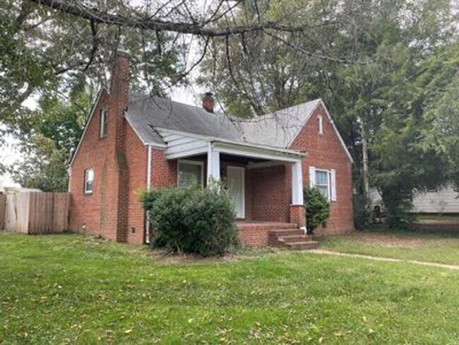 Building Photo - 3 Bed 1 Bath House with Huge Yard!