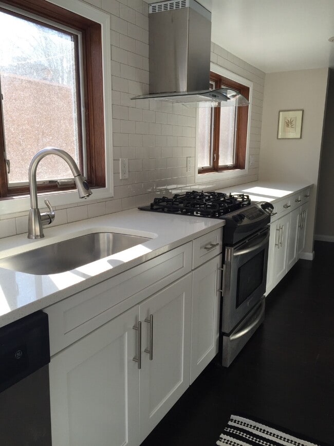 Building Photo - 127 Hyers St