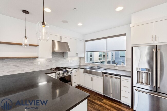 Building Photo - Beautiful three story live/work townhome i...