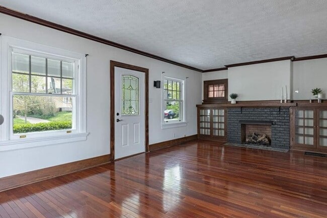 Building Photo - *MOVE IN SPECIAL* Beautifully remodeled 3-...