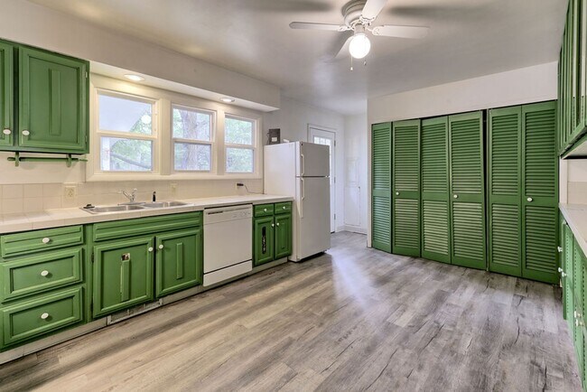 Building Photo - Students Welcome! 3 Bed / 1.5 Bath Ranch Near CSU – Large Fenced Yard | Pets Welcome | Flexible L...