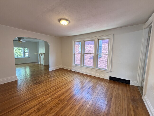 Building Photo - 364 Fargo Ave