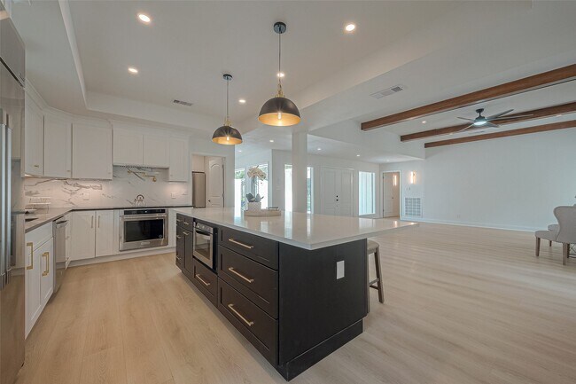 Building Photo - 10027 Lynbrook Dr