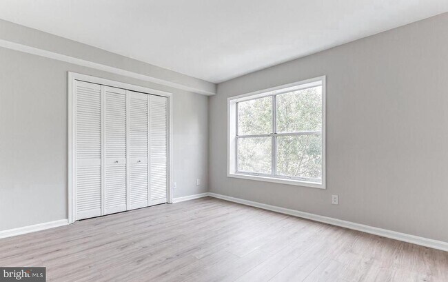 Building Photo - 3179 Summit Square Dr