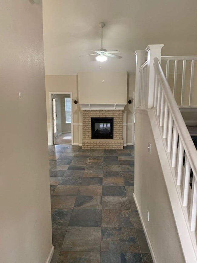 Building Photo - 5 Bedroom 3 Bath Home Available NOW!