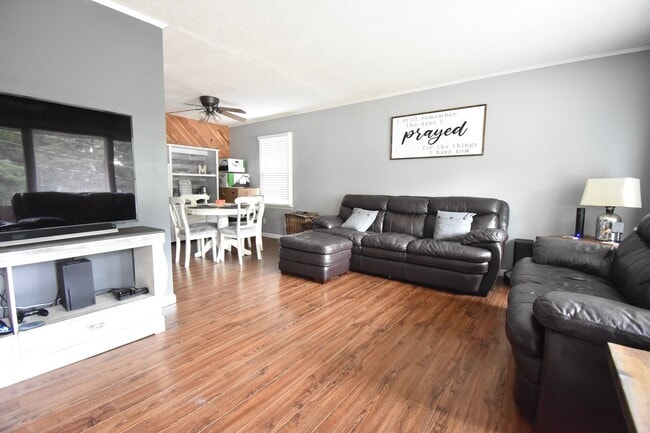 Building Photo - 3 Bedroom 2 Bath: Pets Considered