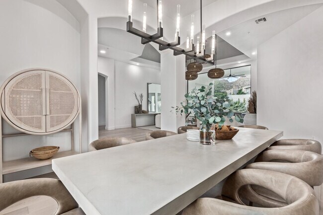 Building Photo - 5316 E Royal View Dr S