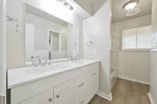 Building Photo - 1021 W Woodcrest Dr