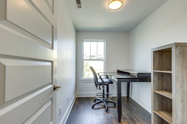 Building Photo - Convenient Nashville Rental Near Percy Pri...