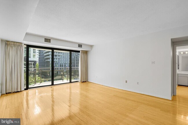 Building Photo - 1530 Key Blvd
