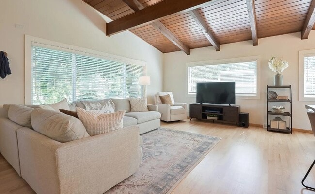 Building Photo - 2820 Overlook Dr