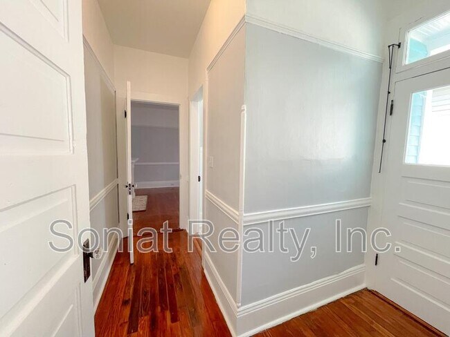 Building Photo - 2435 Lapeyrouse Street