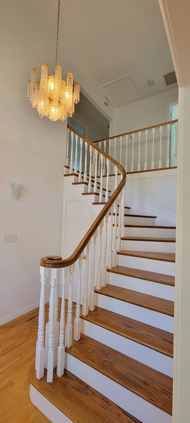 Building Photo - 661 Warner Ave