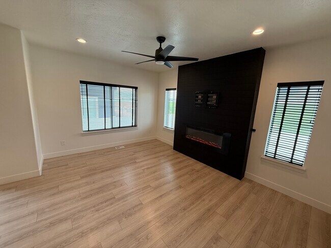 Building Photo - 4724 E Lk Cor Dr