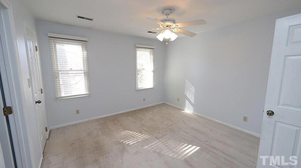 Guest room on the 2nd floor - 5414 Sharpe Dr