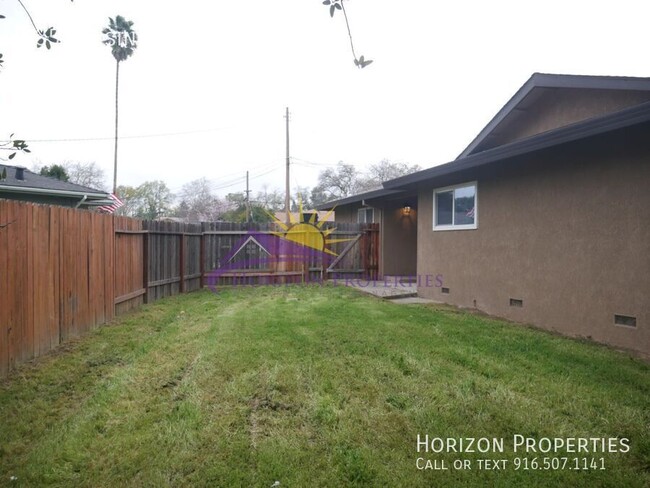 Building Photo - 3 Bed 1 Bath 1,006 sqft Duplex in Fair Oaks