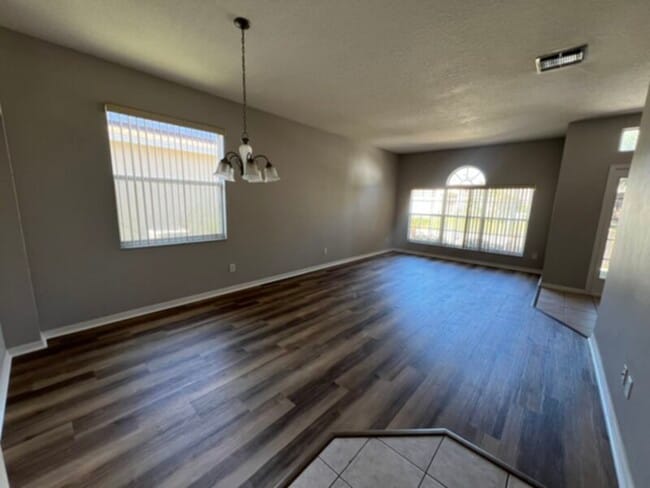 Building Photo - 4 bedroom 2 bath home Near UCF Lawn Servic...