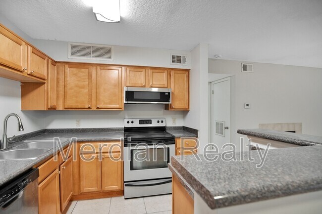 Building Photo - 305 Lakepointe Dr