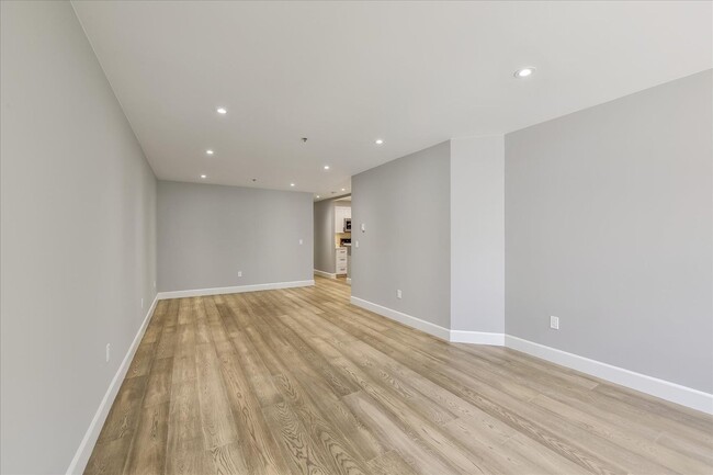 Building Photo - Newly Remodeled Two Bedroom Condo in Pacif...