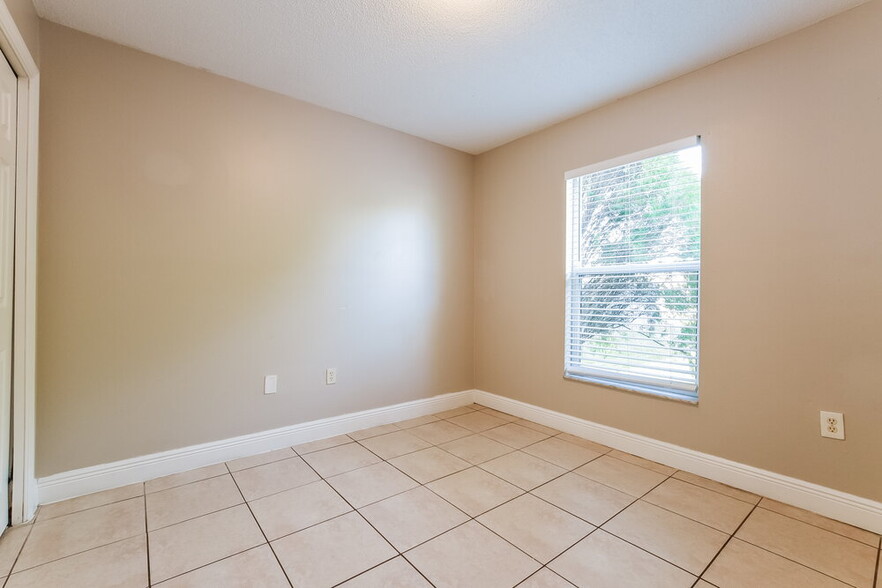 Building Photo - 870 Jarnac Dr