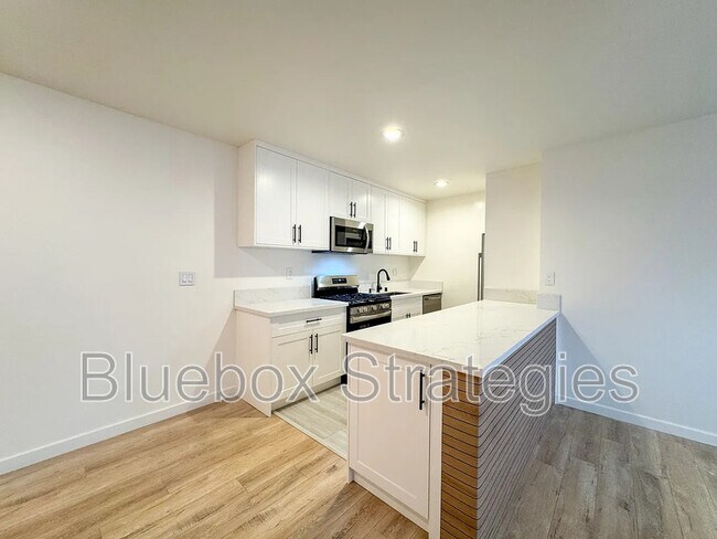 Building Photo - 606 Montana Ave