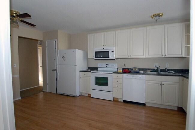 Building Photo - 10 Jenny Lind Dr